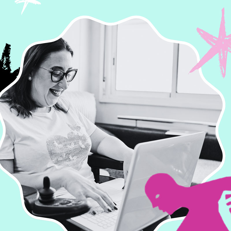 en la fotografía en banco y negro una mujer escribiendo en una laptop