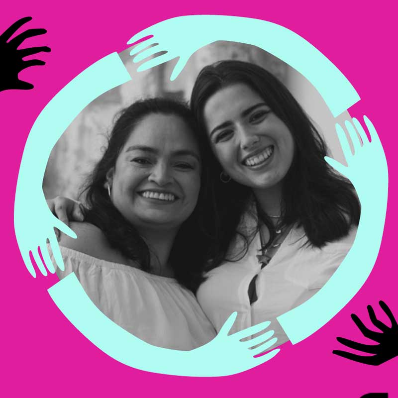 en la imagen dos mujeres abrazadas en blanco y negro rodeadas de un símbolo de manos